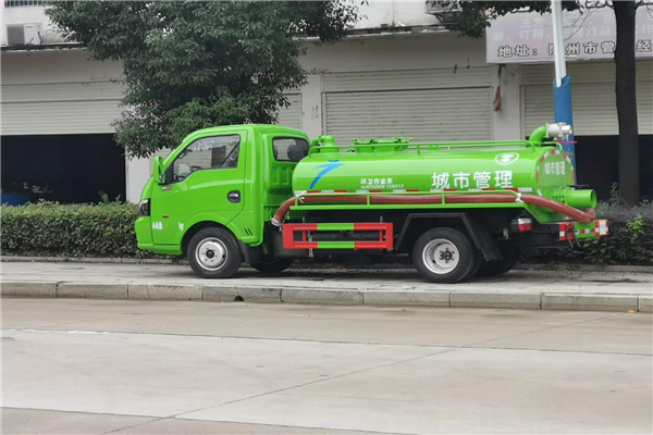 與環境共生，負責城市清理清潔工作的專用車輛國六藍牌吸糞車
