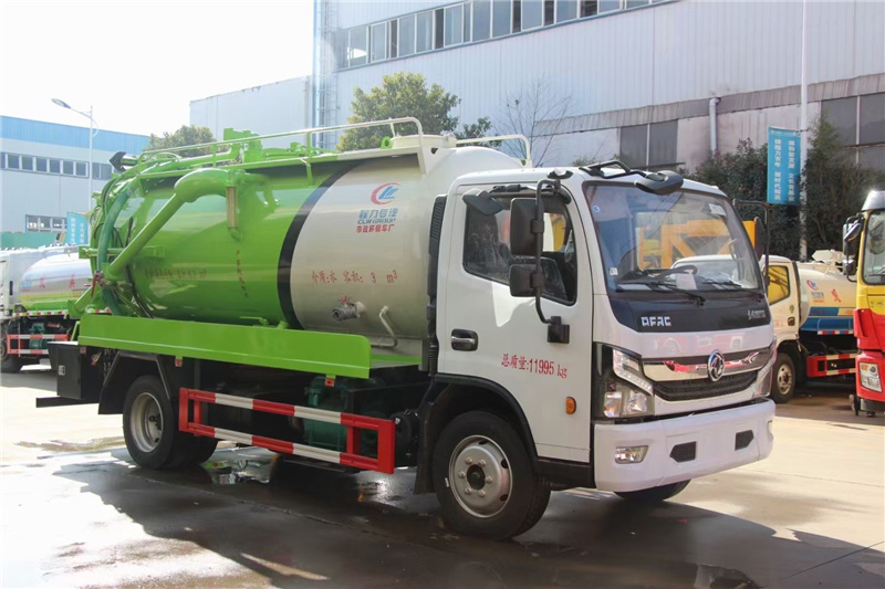 茂名東風(fēng)凱普特吸污車(chē)現(xiàn)車(chē)上市：是搜集、中轉(zhuǎn)運(yùn)輸污泥、污水，防止二次污染的新型環(huán)衛(wèi)車(chē)輛