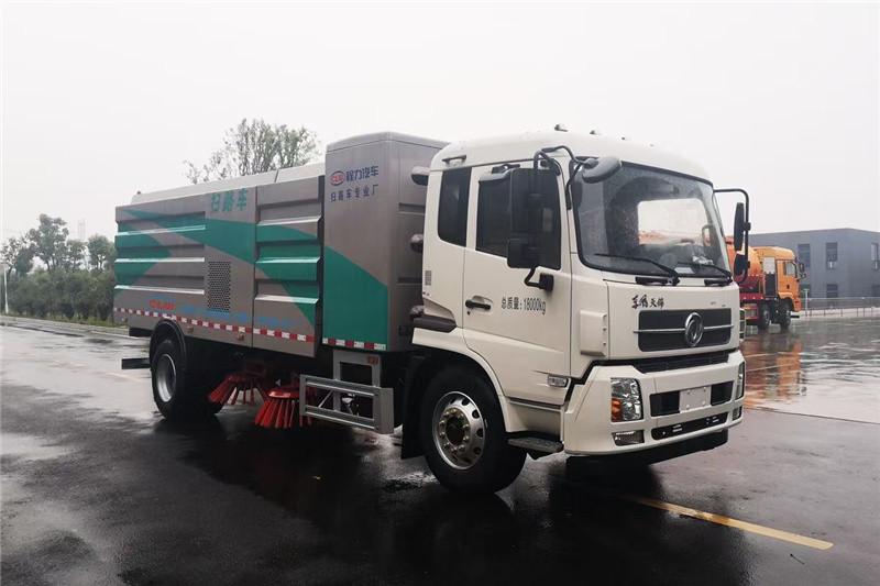 東風途逸純電動掃路車用車成本低，零污染環保的專業掃路車