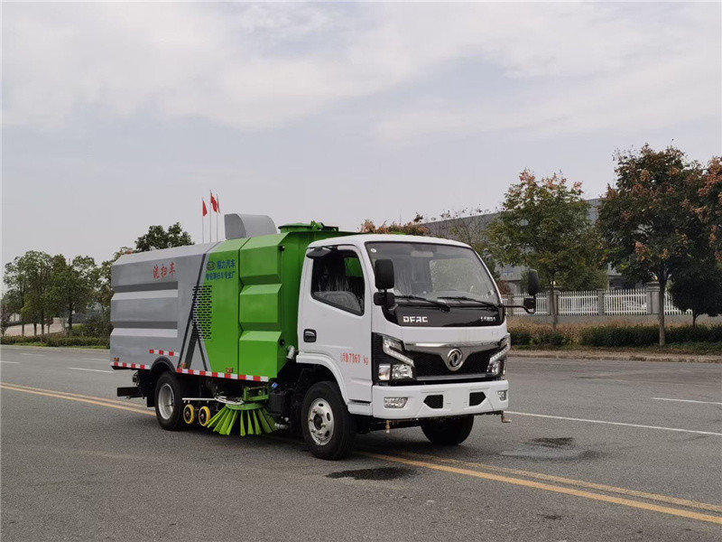 東風(fēng)途逸純電動(dòng)掃路車(chē)可對(duì)道路上的空氣介質(zhì)進(jìn)行除塵凈化