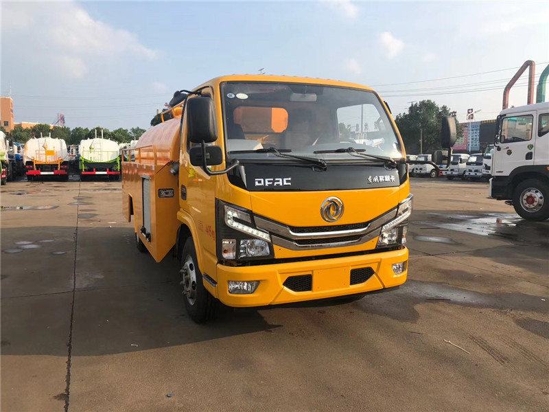 東風牌多利卡國六管道疏通車可個性化定制，安全程度高，設(shè)計合理