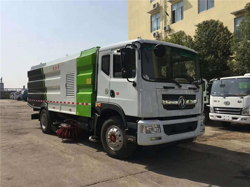 東風天錦多功能洗掃車結構簡單緊湊，保證噴水桿的離地高度固定不變