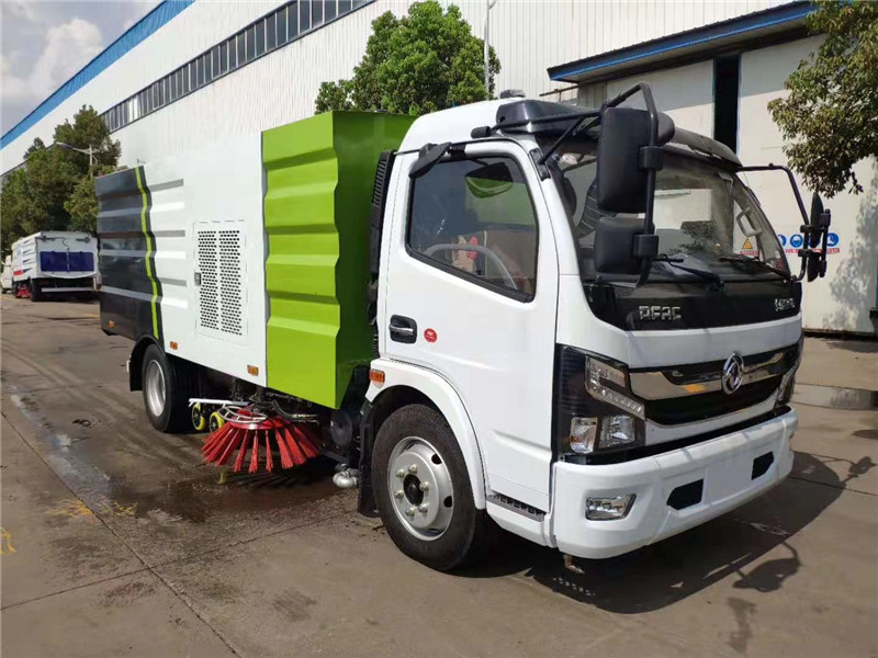 東風(fēng)天錦國(guó)六洗掃車(chē)可實(shí)現(xiàn)對(duì)道路路面、道路側(cè)石上平面洗掃