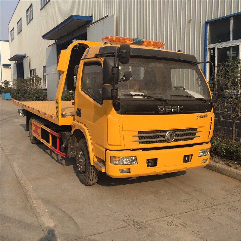 東風8噸清障運輸車的任務就是將故障車或事故車及時地拖離現場