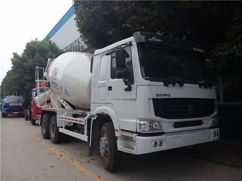 東風福瑞卡攪拌車，各部件量正?？煽浚行岣卟僮魅藛T上下安全性
