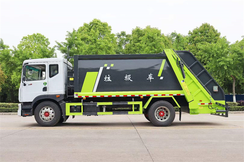 天錦壓縮垃圾車壓縮容量大、密封性好、裝料方便、自動(dòng)化程度高