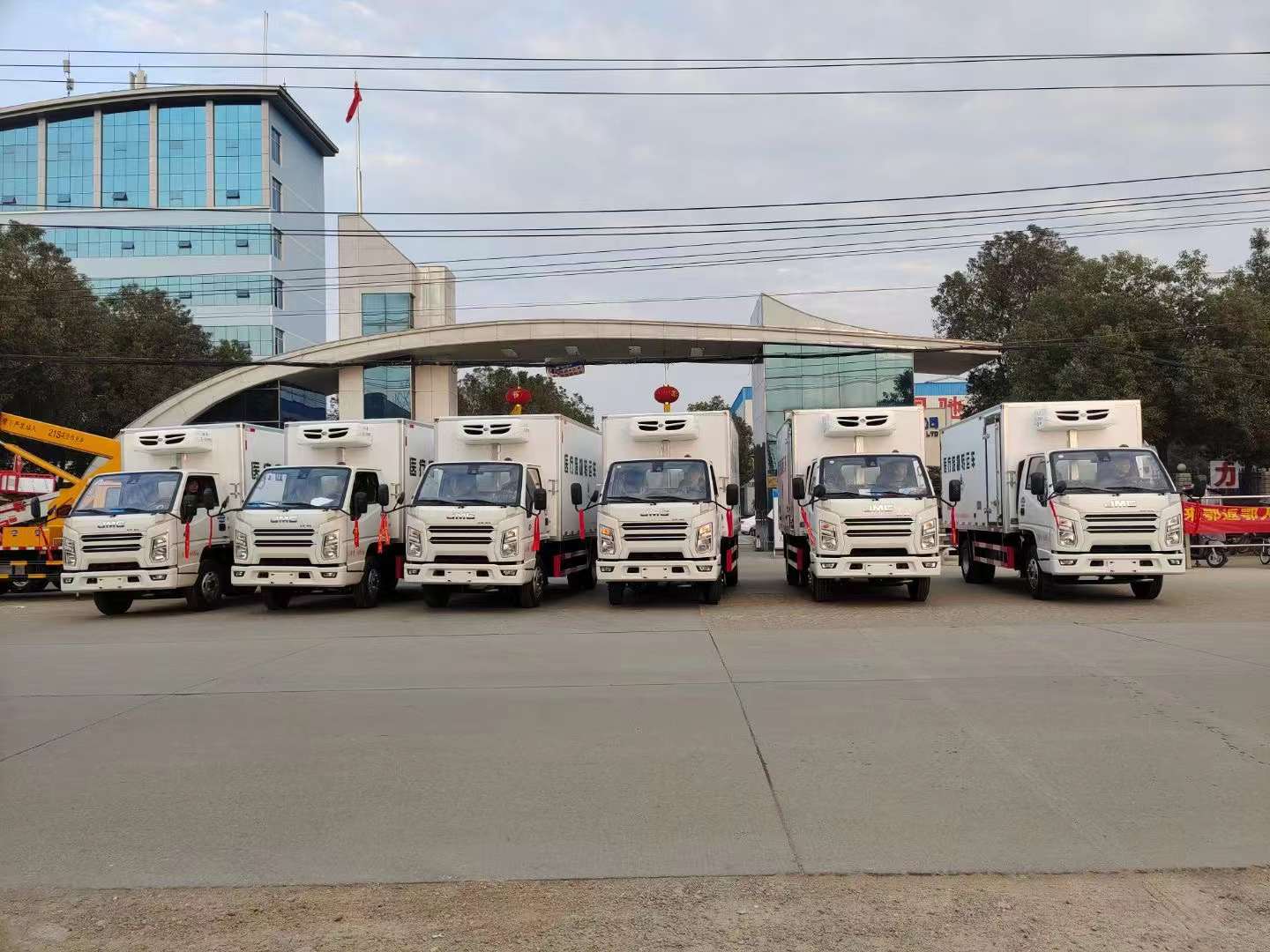 疫情肆虐全國，救護車，核酸檢測車，醫療廢物轉運車廠家加班加點